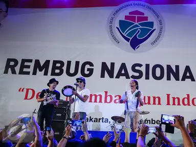 Grup band Slank memeriahkan Forum Rambug Nasional 2015 di Jiexpo Kemayoran, Jakarta, Selasa (15/12). Forum tersebut bertema 'Desa membangun Indonesia'. (Liputan6.com/Faizal Fanani)