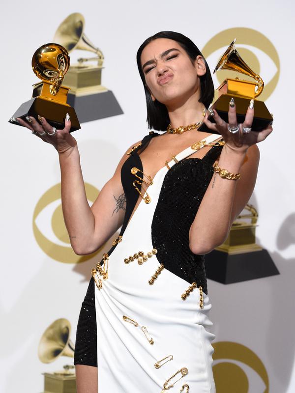 Dua Lipa berpose dengan penghargaan Grammy Awards 2019 di Staples Center, Los Angeles, California, AS, Minggu (10/2). Dua Lipa meraih penghargaan Best Dance Recording dan Best New Artist. (Photo by Chris Pizzello/Invision/AP)