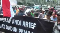 Puluhan massa dari Arus Bawah Demokrasi Islam Indonesia (Abadi Indonesia) melakukan unjuk rasa di depan Gedung Polda Metro Jaya. (Merdeka.com)