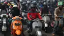 Gubernur DKI Jakarta Anies Baswedan melakukan konvoi bersama ribuan komunitas Vespa di kawasan TB Simatupang, Minggu (28/4/2019). Anies Baswedan konvoi sepeda motor keliling Jakarta dalam acara ulang tahun ke-73 komunitas Vespa bertajuk "Vespa Still Fun n Running". (Liputan6.com/Angga Yuniar)