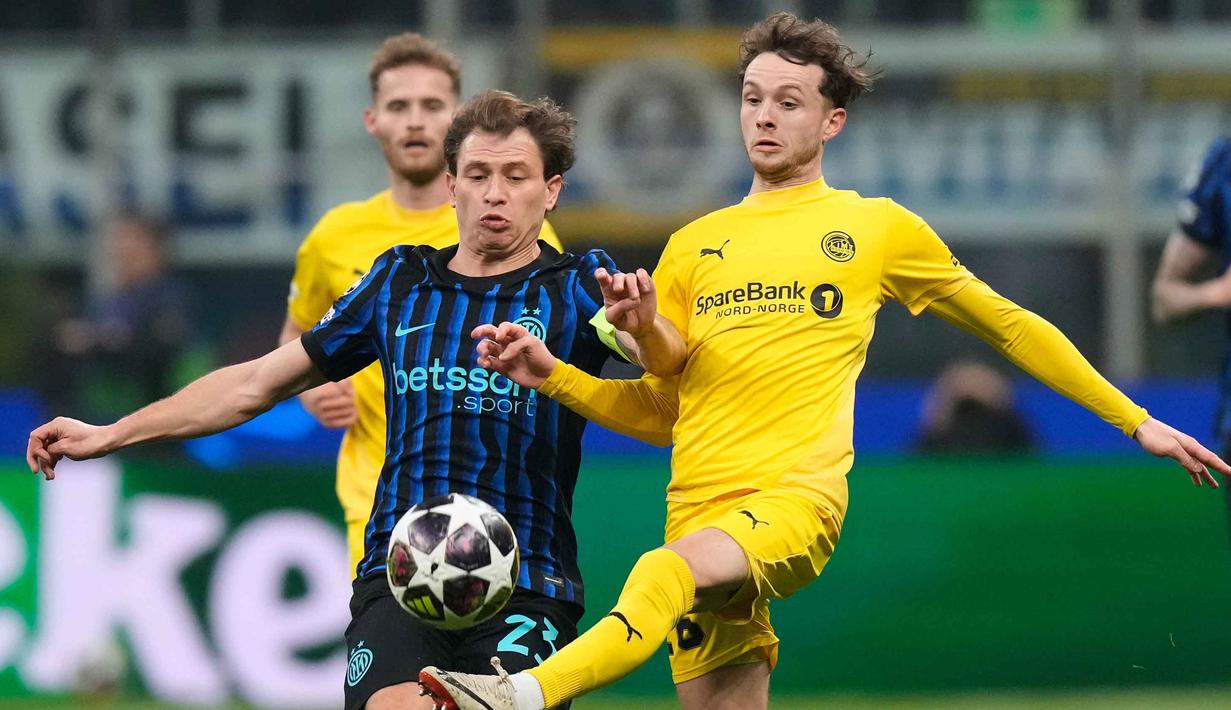 Rapatnya lini pertahanan Bodo/Glimt membuat gempuran serangan tuan rumah sulit berbuah gol. Skor imbang 0-0 bertahan hingga babak pertama usai. Tampak dalam foto, pemain Inter Milan, Nicolo Barella (kiri) berebut bola dengan pemain Bodo/Glimt selama pertandingan babak playoff Liga Champions 2025-2026 di stadion San Siro, Italia, Selasa 24 Februari 2026 waktu setempat atau Rabu (25/2/2026) dini hari WIB. (AP Photo/Luca Bruno)