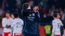 Pemain Real Madrid, Federico Valverde, menutup wajahnya lantaran kecewa setelah bermain imbang 1-1 ketika menghadapi tuan rumah Girona pada laga lanjutan La Liga 2025/2026 di Montilivi, Senin (1/12/2025) dini hari WIB. (AP Photo/Joan Monfort)