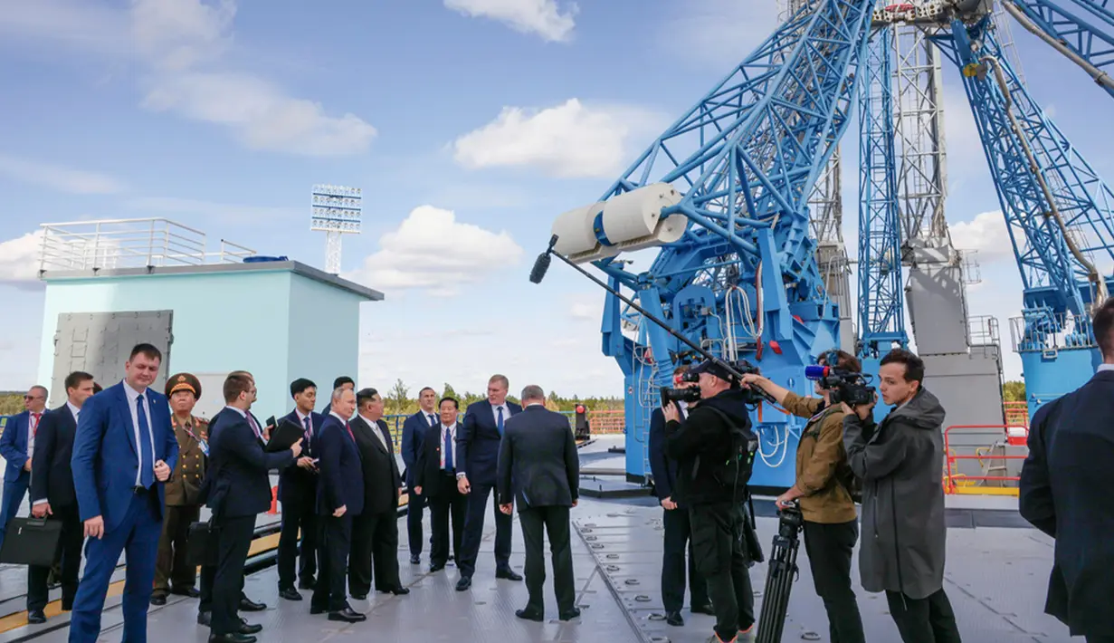 Presiden Rusia Vladimir Putin dan Pemimpin Korea Utara Kim Jong Un (kiri tengah) memeriksa landasan peluncuran roket Soyuz selama pertemuan mereka di kosmodrom Vostochny, luar Kota Tsiolkovsky, sekitar 200 kilometer (125 mil) dari Kota Blagoveshchensk di wilayah Amur timur jauh, Rusia, Rabu (13/9/2023). Korea Selatan menilai kemungkinan besar dukungan Rusia-lah yang memungkinkan Korea Utara menempatkan satelit mata-mata ke orbit untuk pertama kalinya pada minggu ini, dan negara-negara asing dapat mengetahui apakah satelit tersebut dapat melakukan fungsi pengintaian pada awal minggu depan, kata pejabat Seoul pada Kamis, 23 November. (Mikhail Metzel, Sputnik, Kremlin Pool Photo via AP, File)