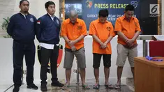 Tersangka dihadirkan saat rilis kasus penipuan jaringan internasional di Bareskrim Polri, Jakarta, Rabu (7/8/2019). Polisi menangkap lima orang pelaku dengan nilai kerugian mencapai Rp 113 miliar dengan barang bukti uang tunai, BPKB, mobil, hingga buku tabungan. (Liputan6.com/Immanuel Antonius)