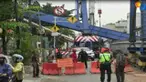 Posisi alat berat itu menimpa tembok pembatas di lantai tiga serta merusak sebuah rumah.