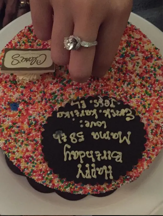 Jessica Iskandar juga mengunggah sebuah foto kue ulang tahun untuk ibunya, Wulandari, keterangan foto yang dibuat Jessica membuat foto ini menjadi sesuatu yang spesial. (Via Instagram/@Jedarcantik)