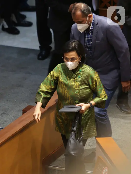Menteri Keuangan Sri Mulyani bersiap mengikuti Rapat Paripurna ke-23 DPR RI di Kompleks Parlemen, Senayan, Jakarta, Selasa (24/5/2022). Agenda rapat paripurna membahas pembicaraan tingkat II/pengambilan keputusan terhadap RUU tentang perubahan kedua atas undang-undang nomor 12 tahun 2011 tentang pembentukan peraturan perundang-undangan. (Liputan6.com/Angga Yuniar)
