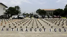 Ratusan paket kokain diperlihatkan saat menggelar barang bukti narkoba di Panama City, Senin (14/9/2015). Polisi menyita lebih dari 1.145 kg kokain dan mengamankan tiga orang. (REUTERS/Carlos JASSO)