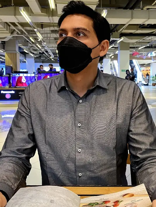 <p>Sedangkan fasilitas yang didapatkan juga cukup mewah. Seperti uang makan dan minum yang mencapai Rp 100 juta tiap bulan.Bahkan, karena malu Lucky tak mengambil uang makan minum sejak tahun lalu. [Instagram/luckyhakimofficial]</p>