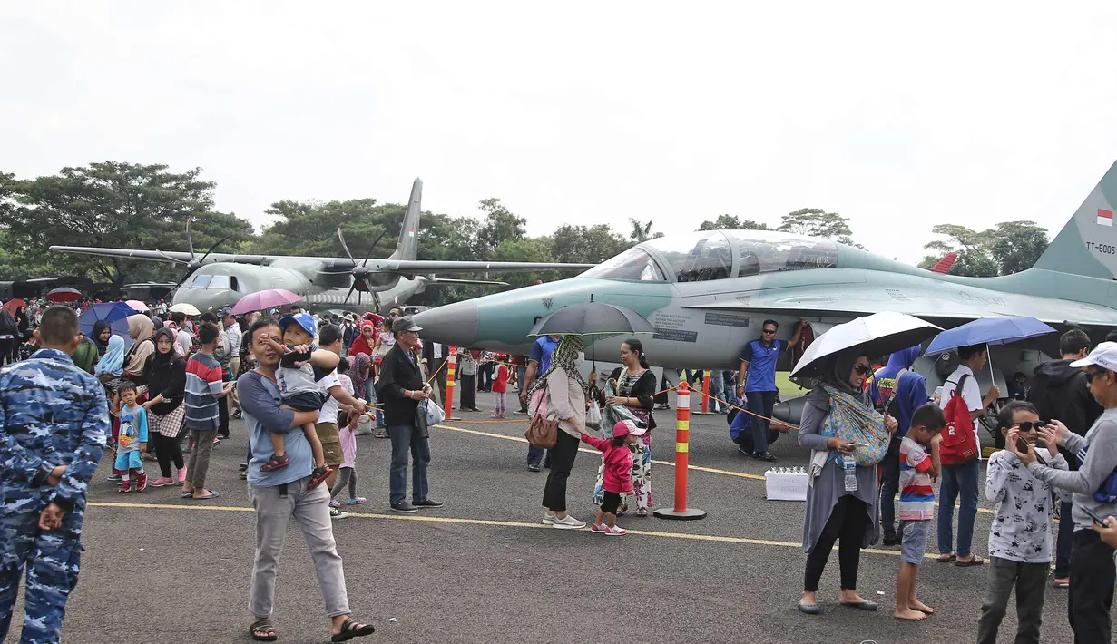 Sejumlah warga mengunjungi pesta rakyat dalam rangka peringatan HUT TNI AU ke-72 di Lanud Halim Perdanakusumah, Jakarta, Sabtu (7/4). Pesta rakyat tersebut dilaksanakan untuk mendekatkan masyarakat dengan TNI AU. (Liputan6.com/Herman Zakharia)