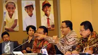 Menteri Pendidikan dan Kebudayaan, Anies Baswedan (kedua kanan) memberikan pernyataan saat jumpa pers di Gedung Kemendikbud, Jakarta, Kamis (8/10/2015). Anies memberikan beberapa pernyataan seputar 50 thn SEAMEO. (Liputan6.com/Helmi Fithriansyah)