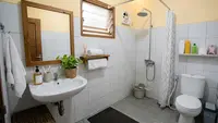 8 Penyebab Kamar Mandi Bau Meski Saluran Air Sudah Dibersihkan, Ini Sumber Masalahnya