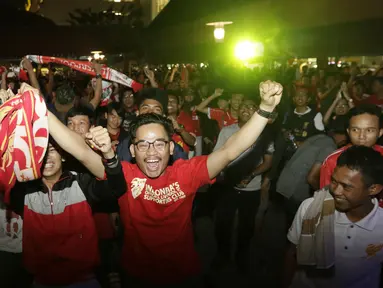 Para pendukung Liverpool merayakan kemenangan atas Chelsea 3-1 saat nonton bareng bersama Bola.com di Summarecon Mal Bekasi, Jawa Barat, Sabtu (31/10/2015). (Bola.com/Vitalis Yogi Trisna)