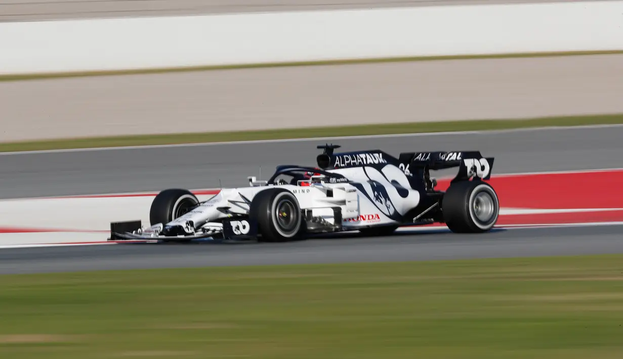 Pembalap Scuderi AlphaTauri Honda Daniil Kvyat saat tes pramusim Formula 1 (F1) hari pertama di Circuit de Catalunya, Montmelo, Spanyol, Rabu (19/2/2020). Daniil Kvyat menempati peringkat kelima dengan waktu 1 menit 17,698 detik. (AP Photo/Joan Monfort)