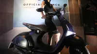 Vespa 946 Emporio Armani dibanderol dengan harga Rp 196 juta (otr Jakarta) atau sedikit lebih murah dibanding Honda Mobilio. 