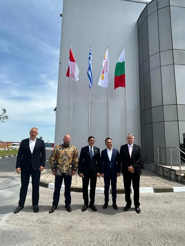 Sandiaga Uno dan Dubes RI Saksikan Trial Produksi Rendang di Bulgaria
