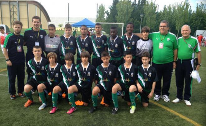 Gelandang serang Timnas Timor Leste U-22, Kornelis Nahak Portela (berdiri,kelima dari kiri), yang bermain di tim junior Malaga. (Bola.com/Dok. Malaga CF)