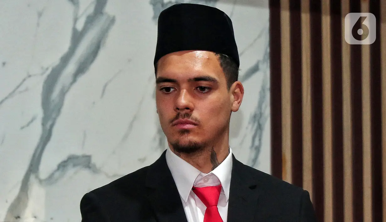 Pemain naturalisasi Shayne Pattynama saat pengambilan sumpah menjadi Warga Negara Indonesia (WNI) di Kanwil Kemenkumham DKI Jakarta, Selasa (24/1/2023). Shayne Pattynama diproyeksikan untuk memperkuat Timnas Indonesia pada Piala Asia 2023 mendatang. (Liputan6.com/Angga Yuniar)