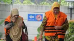 Tersangka Anggota DPRD Kota Malang Asia Iriani (kanan) dan Een Ambarsari (kiri) tiba di Gedung KPK, Jakarta, Rabu (21/11). Keduanya akan menjalani pemeriksaan lanjutan terkait suap pembahasan APBD-P Pemkot Malang TA 2015. (Merdeka.com/Dwi Narwoko)