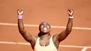 Reaksi Serena Williams setelah mengalahkan Lucie Safarova di final Prancis Terbuka 2015.  (EPA/CAROLIN BLUMBERG)