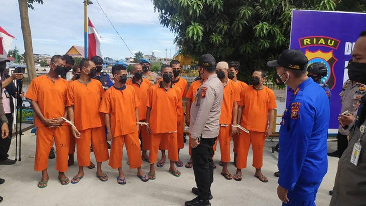 Konferensi pers penangkapan penambangan pasir laut ilegal dan pembalakan liar oleh Polda Riau.