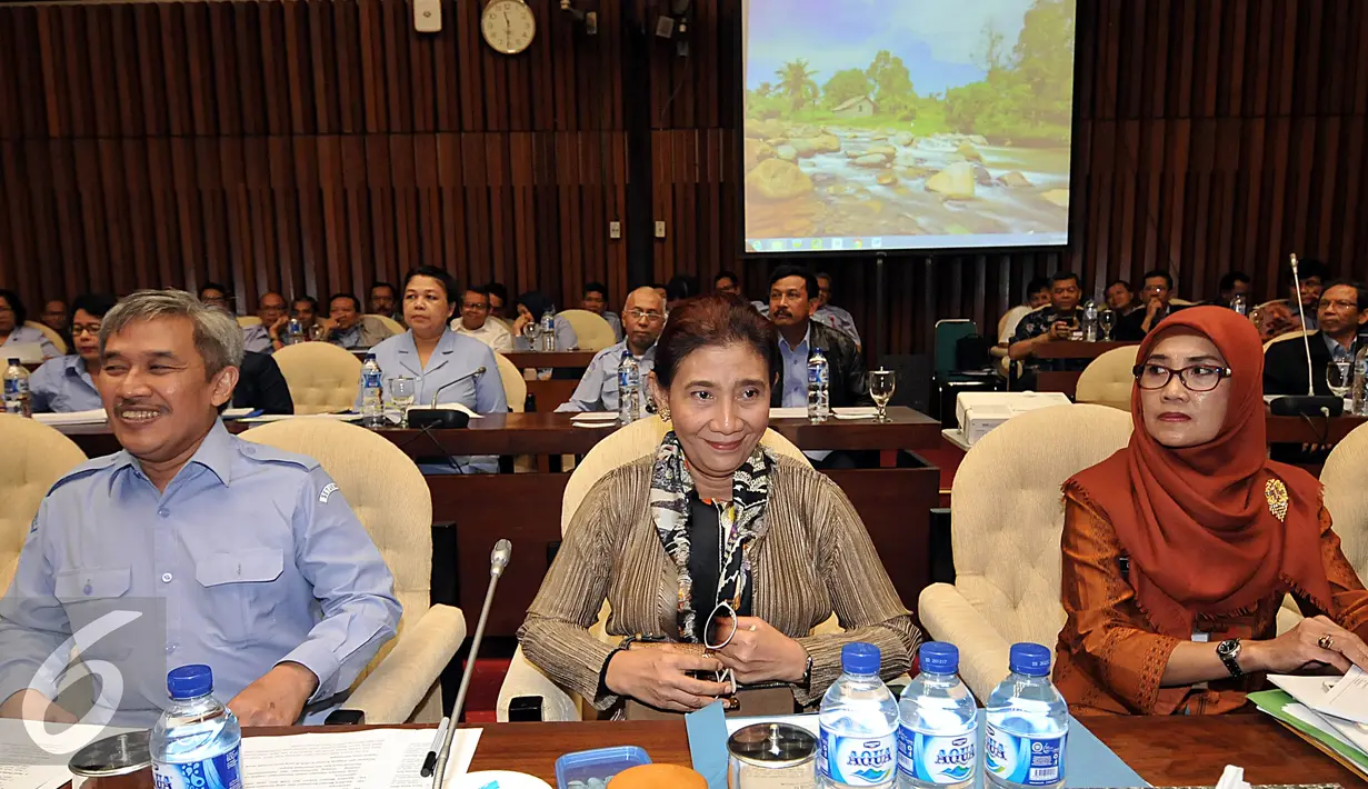 Menteri Kelautan dan Perikanan Susi Pudjiastuti mengikuti raker dengan komisi IV DPR, Jakarta, Rabu (27/1). Raker membahas tingkat 1 RUU tentang Perlindungan dan pemberdayaan nelayan, pembudi daya ikan dan Petambak Garam. (Liputan6.com/Johan Tallo)