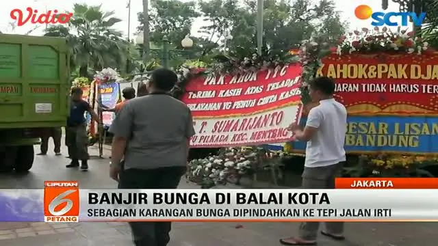 Bunga yang memenuhi Balai Kota mulai dipindahkan oleh petugas kebersihan dan Satpol PP