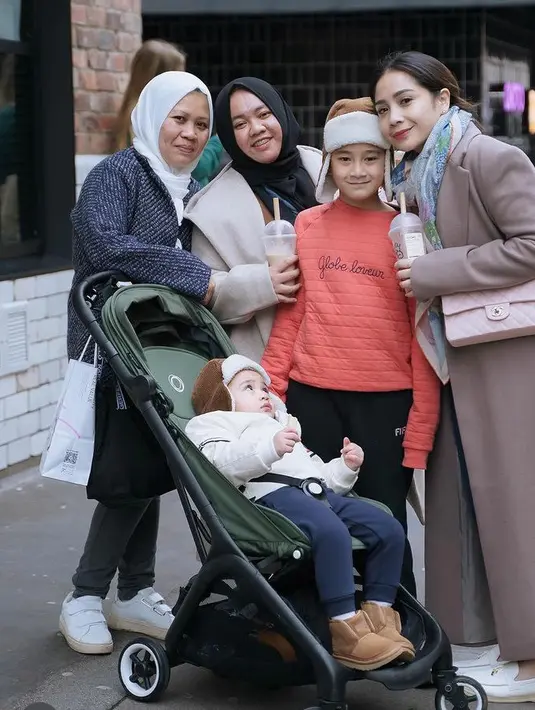 Begitupun dengan Nagita yang mengenakan long coat panjang seharga Rp12 jutaan dari Destree. Sambil membawa Tas Chanel pink dan mengenakan syal biru Hermes. [@raffinagita1717]