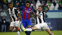 Penyerang Barcelona Neymar (tengah) berusaha melewati hadangan pemain Juventus saat perempat final leg pertama Liga Champions antara Juventus vs Barcelona di Juventus Stadium, Italia, Rabu (12/4). Barca kalah 3-0. (AFP PHOTO / MIGUEL MEDINA)