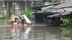 Warga menyelamatkan sagu miliknya saat banjir menggenangi kawasan Kampung Cantiga, Petir, Cipondoh, Kota Tangerang, Banten, Selasa (8/7/2025). (merdeka.com/Arie Basuki)