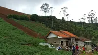 Penampakan rumah terdampak longsor di Kampung Giriawas, Desa Sukaluyu, Kecamatan Pangalengan, Kabupaten Bandung, Minggu (16/1/2022). (Liputan6.com/Dikdik Ripaldi)