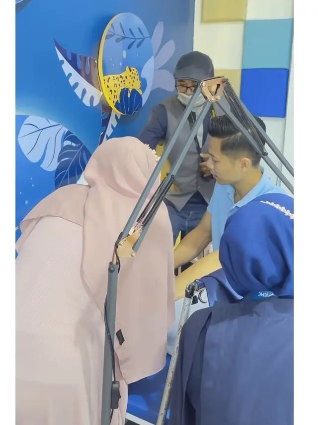 8 Momen Yusuf Putra Larissa Chou Disunat, Alvin Faiz dan Istri Datang Menjenguk