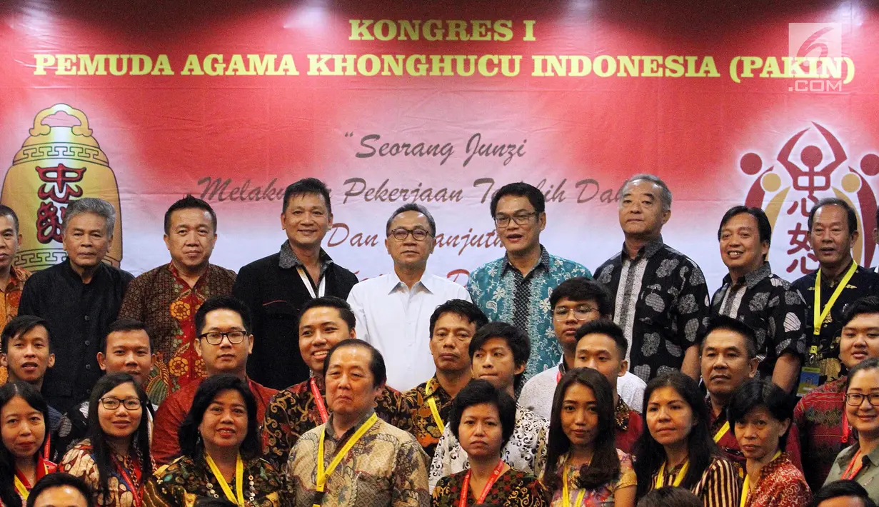 Ketua MPR Zulkfli Hasan foto bersama dengan pemuda Khonghucu saat hadir pada Kongres Nasional PAKIN di Jakarta, Selasa (11/9). Pada kesempatan itu Zulkifli Hasan menyampaiakan pentingnya implementasi nilai-nilai empat pilar MPR. (Liputan6.com/Johan Tallo)