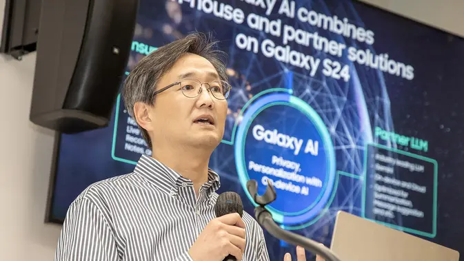 <p>EVP YJ Kim, Head of AI Team, Mobile eXperience Business saat memaparkan Galaxy AI di Galaxy S24 series. (Doc: Ist)</p>