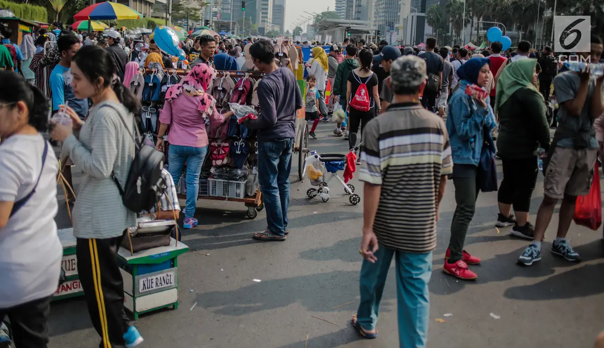 Warga dan pedagang kaki lima (PKL) memadati kawasan car free day (CFD), Bundaran HI, Jakarta, Minggu (4/8/2019). Banyaknya PKL yang berjualan tidak pada tempatnya membuat semrawut dan mengganggu aktivitas olahraga. (Liputan6.com/Faizal Fanani)