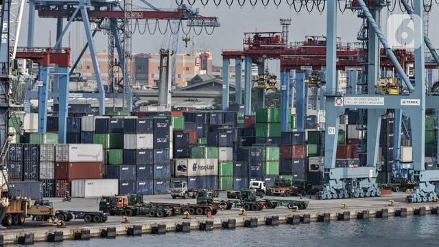 <span>Aktivitas bongkar muat kontainer di dermaga ekspor impor Pelabuhan Tanjung Priok, Jakarta, Rabu (5/8/2020). Menurut BPS, pandemi COVID-19 mengkibatkan ekspor barang dan jasa kuartal II/2020 kontraksi 11,66 persen secara yoy dibandingkan kuartal II/2019 sebesar -1,73. (merdeka.com/Iqbal S. Nugroho)</span>