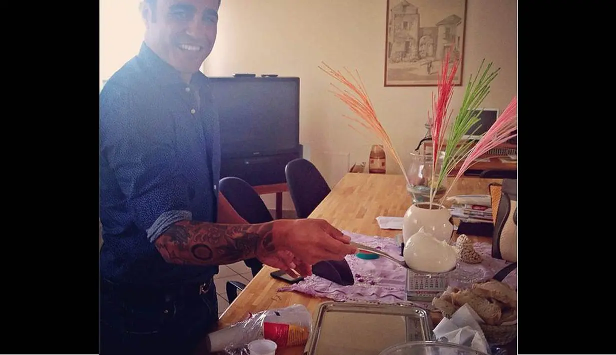 Farah Quinn dan Fabio Cannavaro juga menyempatkan diri memasak makanan khas Italia. (instagram.com/farahquinnofficial)
