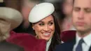 Tunangan Pangeran Harry, Meghan Markle menghadiri acara The Commonwealth Day Service di Westminster Abbey, London, Senin (12/3). Meghan turut mengenakan topi beret berwarna putih untuk menyempurnakannya penampilan anggun berkelasnya. (AP Photo)