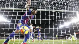 Aksi pemain FC Barcelona, Paulinho saat membobol gawang Deportivo pada lanjutan La Liga Santander di Camp Nou stadium, Barcelona, (17/12/2017). Barcelona menang 4-0. (AP/Manu Fernandez)