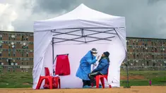 Seorang warga dari Kota Alexandra menjalani pemeriksaan COVID-19 di Johannesburg, Afrika Selatan, Rabu (29/4/2020). Afrika Selatan akan mulai mengurangi penerapan lockdown ketat secara bertahap pada 1 Mei, meski kasus COVID-19 yang dikonfirmasi terus meningkat. (AP Photo/Jerome Delay)