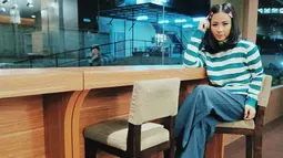 Gaya Astrid dengan kaus motif garis horizontal serta celana denim ini pun membuatnya terlihat bak ABG. Bahkan, pada foto ini, Astrid juga terlihat menggunakan penjepit rambut yang membuat penampilannya terlihat awet muda. (Liputan6.com/IG/@astridbasjar)