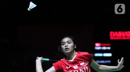 Pebulutangkis tunggal putri Indonesia, Gregoria Mariska Tunjung mengembalikan kok ke arah Han Yue (China) di babak Perempat Final Indonesia Masters 2023 di Istora Senayan, Jakarta, Jumat (27/1/2023). Langkah Gregoria Mariska Tunjung terhenti usai disingkirkan wakil China, Han Yue, dalam tiga gim 21-19, 8-21, dan 16-21. (Liputan6.com/Helmi Fithriansyah)