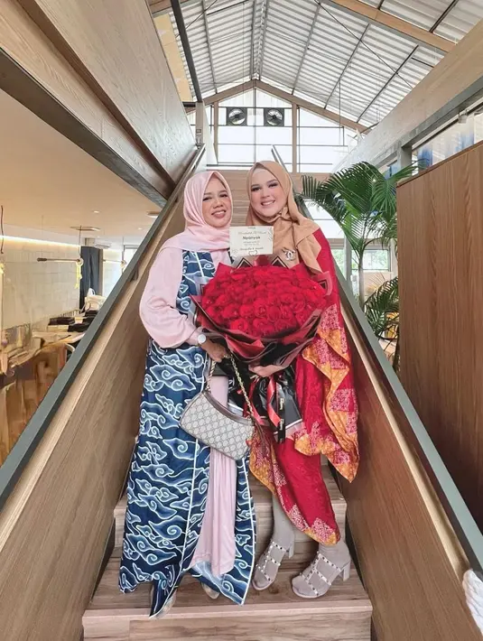 Kala itu, Cut Suharnita akhirnya memberikan restu duluan kepada Roger yang ingin menikahi putrinya. Ia terbang ke Jakarta untuk menyampaikan restunya pada Cut Meyriska. Kini, Roger pun menjadi menantu kesayangan bagi ibunda Cut Meyriska. (Liputan6.com/IG/@cutratumeyriska)