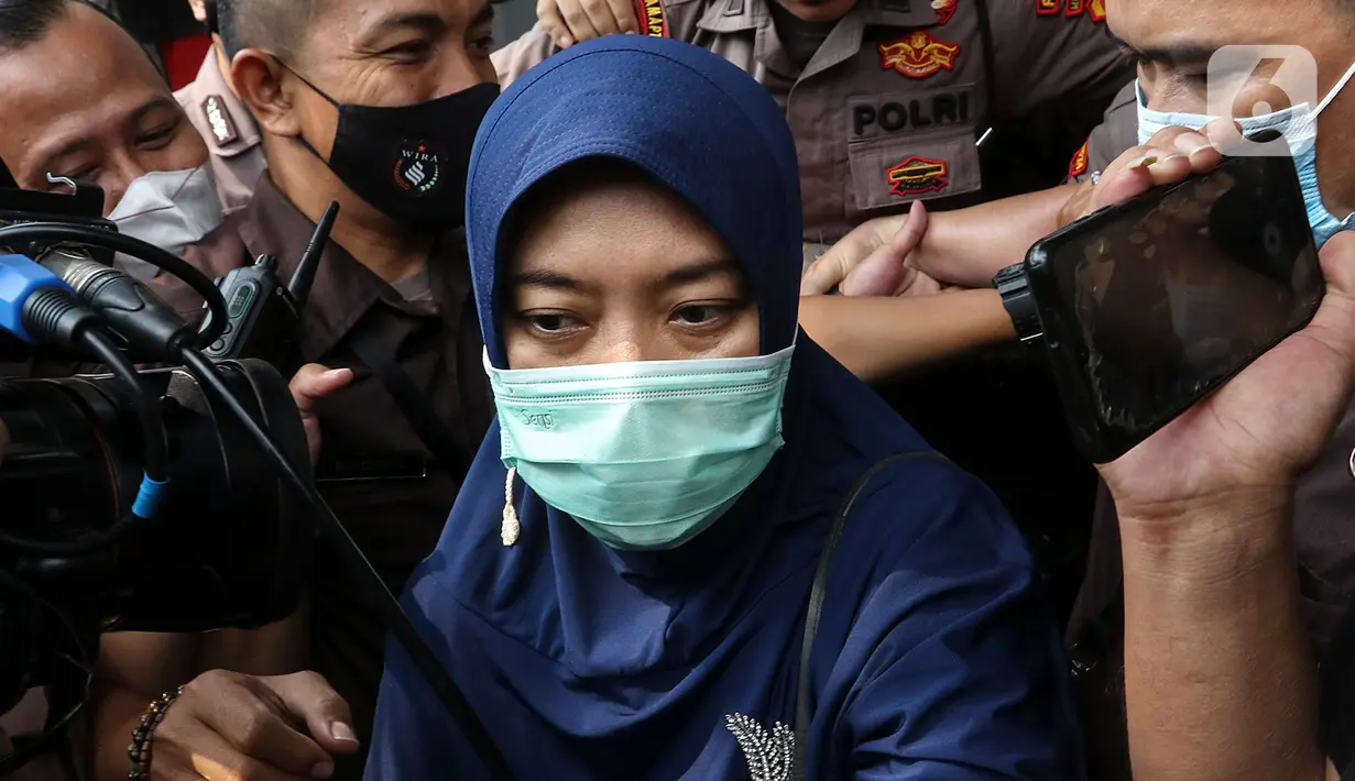 Wakil Gubernur Lampung Chusnunia Chalim enggan memberikan keterangan kepada jurnalis usai menjalani klarifikasi harta kekayaan di KPK. (Liputan6.com/Johan Tallo)