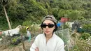 Tetap tampil stylish meski berada di kebun, Isyana Sarasvati memamen sayur-sayuran. Selain itu ada tomat yang cukup banyak hingga dibagikan kepada tetangga sekitarnya. Diketahui bahwa Rara Sekar yang tinggal di New Zealand banyak isi waktunya dengan berkebun. (Liputan6.com/IG/@isyanasarasvati)