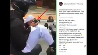 Pelajar ini mengemudikan skuter berbahaya sembari bermain game di smartphone.(Instahram @polantasindonesia)