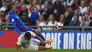 Pemainn Inggris Mason Mount (atas) berebut bola dengan pemain Swiss Manuel Akanji pada pertandingan uji coba di Stadion Wembley, London, Inggris, 26 Maret 2022. Inggris menang 2-1. (AP Photo/Alastair Grant)