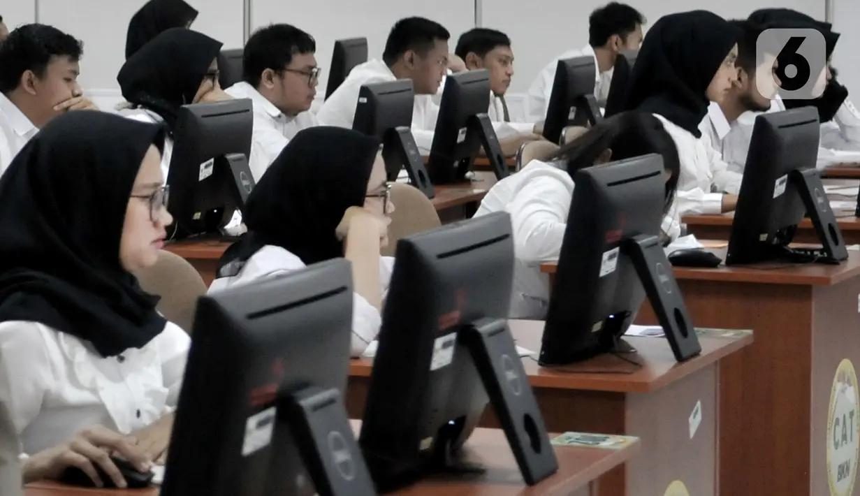 CPNS saat mengikuti SKD di Kantor BKN Pusat, Jakarta, Senin (27/1/2020). Tes SKD CPNS Tahun Anggaran 2019 diselenggarakan mulai 27 Januari hingga 28 Februari 2020 dengan jumlah peserta memenuhi syarat (MS) untuk mengikuti SKD sebanyak 3.364.868 orang. (merdeka.com/Iqbal S. Nugroho)