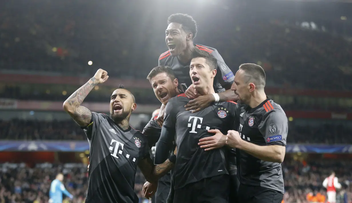 Para pemain Bayern Munich merayakan gol Robert Lewandowski saat melawan Arsenal pada leg kedua babak 16 besar Liga Champions di Emirates Stadium, London, (7/3/2017). Bayer Munich menang 5-1. (AP/Frank Augstein)