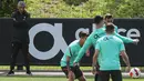 <p>Pelatih timnas Portugal Fernando Santos (kiri) melihat selama sesi latihan di kamp pelatihan "Cidade do Futebol" Portugal di Oeiras, di pinggiran Lisbon, Sabtu (4/6/2022). Portugal akan menjamu Swiss pada matchday 2 Grup 2 UEFA Nations League A 2022/2023, Senin 6 Juni 2022 dini hari WIB di Estadio Jose Alvalade. (CARLOS COSTA / AFP)</p>